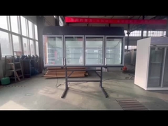 Szklany lodówka z zewnętrznym stalowym podłogiem i wewnętrznymi regulowanymi półkami.